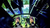 FOTO: Ed Sheeran Bius Fan di Jakarta Ed Sheeran menjadikan Jakarta sebagai kota terakhir tur dunia. Dua tahun lalu, ia sempat membatalkan konser di Jakarta lantaran mengalami cedera tangan.