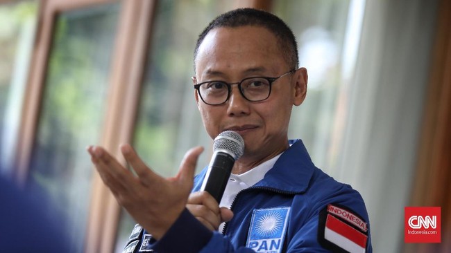 Sekjen Partai Amanat Nasional (PAN) Eddy Soeparno memberi keterangan kepada media terkait  komitmen partainya untuk berada di Koalisi Indonesia Adil Makmur  bersama Partai Gerindra, PKS, Demokrat, dan Berkarya. Jakarta, 4 Mei 2019