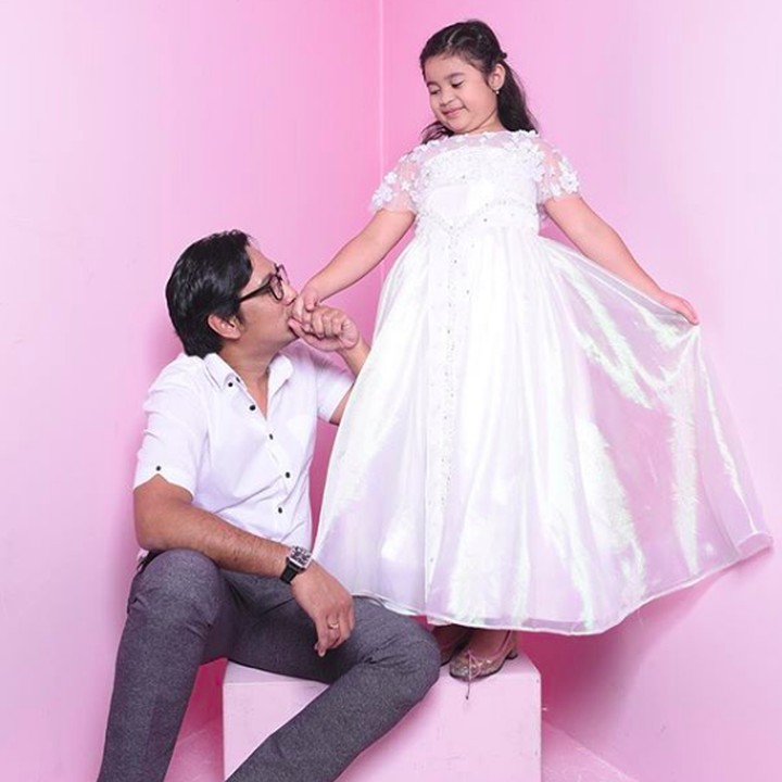 <p>Lova benar-benar <em>Daddy's little princess</em> ya? (Foto: Instagram @andreastaulany)</p>