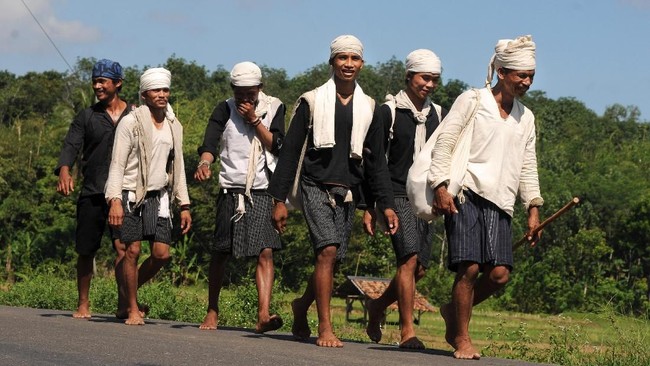 Sejumlah warga Baduy Dalam berjalan kaki di Leuwidamar menuju kota Rangkasbitung untuk mengikuti tradisi Seba Baduy di Lebak, Banten, Sabtu (4/5/2019). Seba Baduy merupakan tradisi tahunan warga Baduy untuk bertemu dan menyampaikan aspirasi mereka kepada Bupati Lebak dan Gubernur Banten yang akan digelar Sabtu dan Minggu, 4 dan 5 Mei 2019. ANTARA FOTO/Muhammad Bagus Khoirunas/af/wsj.