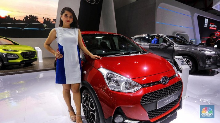 mobil Hyundai Grand i10 iims Hyundai Grand i10 menggunakan mesin Kappa 1.25 MPI D – VVT 1.248 cc 4 silinder dengan tenaga maksimal 86 dk, dan torsi 114 Nm. Untuk harha Hyundai i10 GLX manual dibanderol Rp 181 juta. Sedangkan Hyundai i10 model 2019 varian paling tinggi yakni varian i10 X otomatik seharga Rp 209 juta. (CNBC Indonesia/Andrean Kristianto)