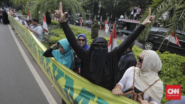 Sejumlah relawan dan emak-emak pendukung Prabowo-Sandi menggelar aksi di Gedung KPU dengan membentangkan spanduk raksasa bertuliskan 'Prabowo Presiden RI'.
