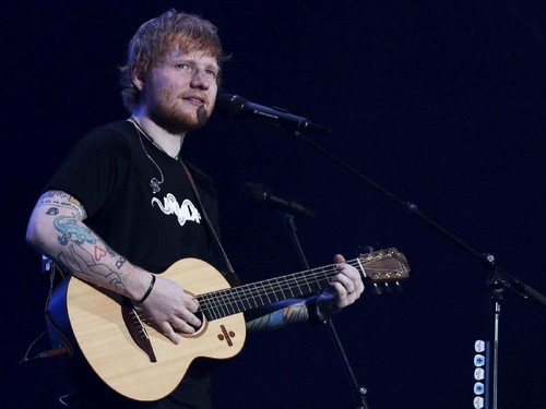 Penyanyi Ed Sheeran tampil menghibur penggemarnya saat konser di Stadion Gelora Bung Karno, Jakarta, Jumat (3/5/2019). Dalam konser yang bertajuk "Ed Sheeran Divide World Tour 2019", penyanyi asal Inggris tersebut membawakan beberapa lagu andalan ant