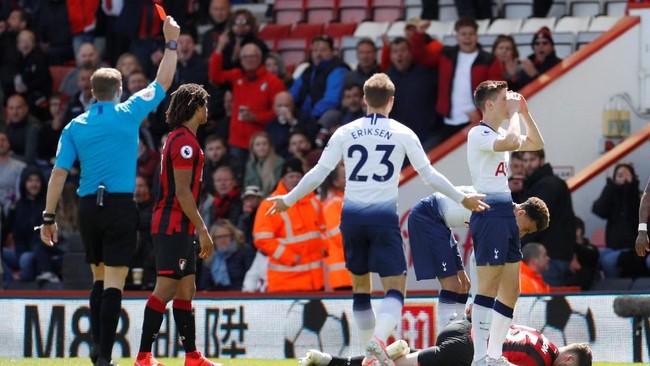 Manajer Tottenham Hotspur Mauricio Pochettino mengakui dua kartu merah membuat skuat arahannya kesulitan dan harus menelan kekalahan 0-1 dari Bournemouth.