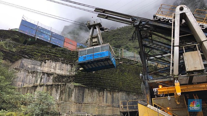 Indonesia lewat PT Indonesia Alumunium (Inalum) menguasai 51% saham PT Freeport Indonesia. Menteri Energi dan Sumber Daya Mineral (ESDM), Ignasius Jonan, melakukan kunjungan kerja ke tambang Freeport di Timika, Papua pada 2-3 Mei 2019.

Dalam acara, Jonan mengunjungi tambang emas legendaris milik Freeport Indonesia, yaitu Grasberg, yang lokasinya 4.285 meter di atas permukaan laut.

Tambang Grasberg ini akan habis kandungan mineralnya dan berhenti beroperasi pada pertengahan 2019 ini. Sebagai gantinya, produksi meas, perak, dan tembaga Freeport akan mengandalkan tambang bawah tanah yang lokasinya di bawah Grasberg.

Dalam kunjungan tersebut, Jonan didampingi Presiden Direktur Freeport Indonesia Tony Wenas, Direktur Utama Inalum Budi Gunadi Sadikin, serta sejumlah pejabat Kementerian ESDM.

Perjalanan menuju Grasberg dilakukan menggunakan bus khusus, dan sempat disambung dengan menggunakan kereta gantung atau disebut tram yang mengantarkan hingga ketinggian 4.000 meter di atas permukaan laut, dan disambung dengan bus lagi hingga ke puncak Grasberg.

Cuaca gerimis serta oksigen yang tipis menyambut kedatangan Jonan dan rombongan di lokasi puncak Grasberg.

Dalam kunjungannya Jonan mengatakan, tantangan saat ini adalah membuat operasional Freeport terus berjalan dengan baik, dan produksi, keselamatan kerja, serta lingkungan dapat terjaga dengan baik.

Jonan meminta agar tidak ada hambatan dalam pengelolaan tambang Freeport pasca pengambilalihan 51% saham oleh Inalum.

Jonan juga meminta agar ke depan peranan Freeport terhadap masyarakat Papua makin besar, lewat pembangunan sarana dan prasarana seperti sekolah serta rumah sakit atau puskesmas. (CNBC Indonesia/Wahyu Daniel)