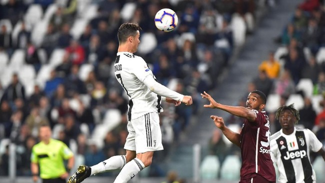 Cristiano Ronaldo mempertegas statusnya sebagai raja sundulan saat Juventus imbang 1-1 melawan Torino dalam laga lanjutan Liga Italia di Stadion Allianz.