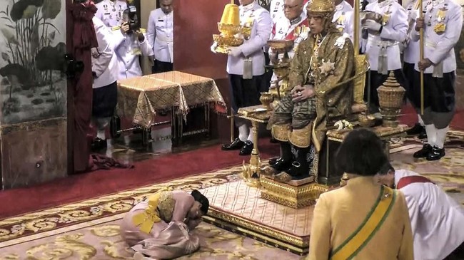 FOTO: Momen Penobatan Raja Thailand Maha Vajiralongkorn