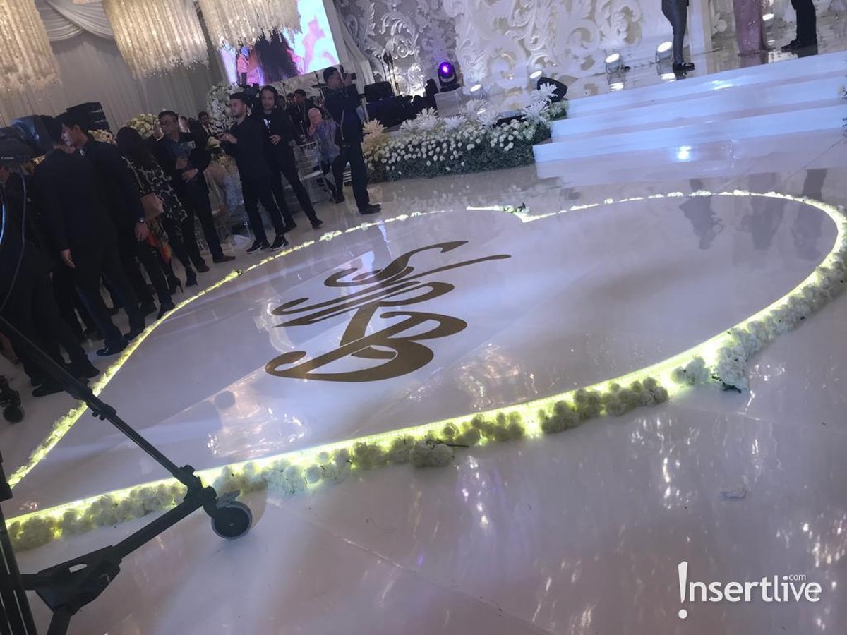 Syahrini dan Reino Barack menggelar acara mewah bertajuk Dinner Silaturahmi sebagai bentuk perayaan pernikahan di Hotel Four Season&comma; Jakarta&comma; Jumat &lpar;4&sol;5&rpar;&period;