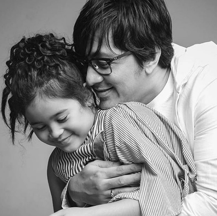 <p>Andre pun sering meminta Lova untuk foto berdua dengan dirinya saat pemotretan foto keluarga. (Foto: Instagram @andreastaulany)</p>