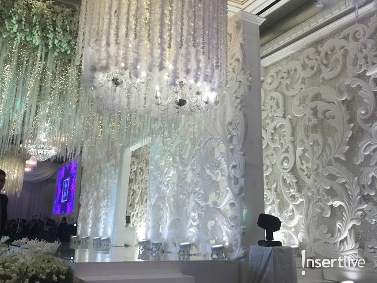 Mewahnya Dekorasi Resepsi Pernikahan Syahrini-Reino Barack Syahrini dan Reino Barack menggelar acara mewah bertajuk Dinner Silaturahmi sebagai bentuk perayaan pernikahan di Hotel Four Season, Jakarta, Jumat (4/5).