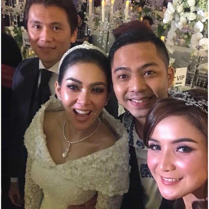 <p>Wefie wajib! Kali ini bareng Ade 'Govinda', musisi sekaligus pencipta lagu hits Syahrini, <em>Cintaku Kandas</em>. (Foto: Instagram @ade_govinda)</p>
