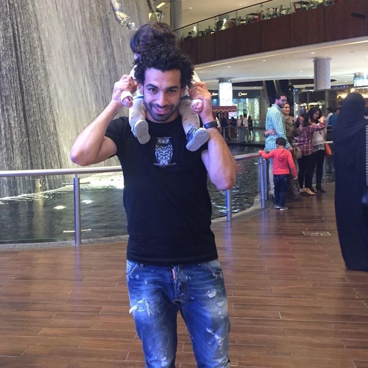 <p>Saat ada waktu luang, Mo Salah menghabiskannya bersama putri kecilnya. Sekali-kali <em>ngemal</em> boleh dong! (Foto: Instagram @mosalah)</p>