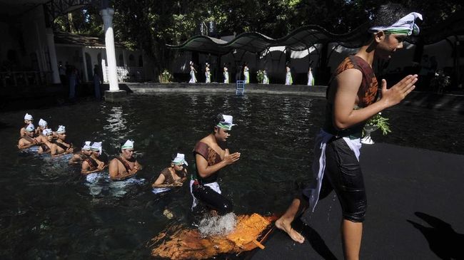 Meski demikian warga tetap diizinkan menggelar tradisi Padusan dengan syarat jumlah terbatas dan mematuhi protokol kesehatan.