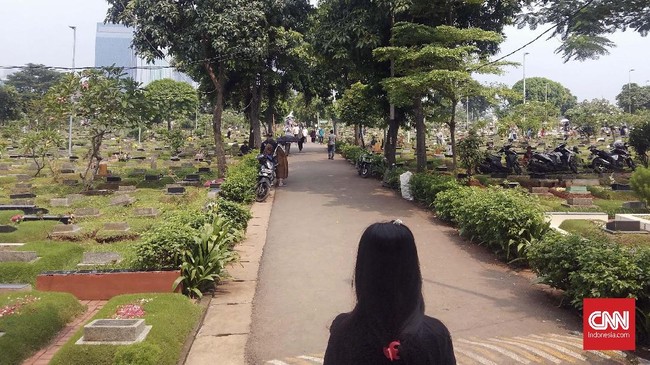 Nyekar, mengunjungi makam kerabat atau orangtua, menjadi tradisi masyarakat Indonesia jelang memasuki bulan suci Ramadan.