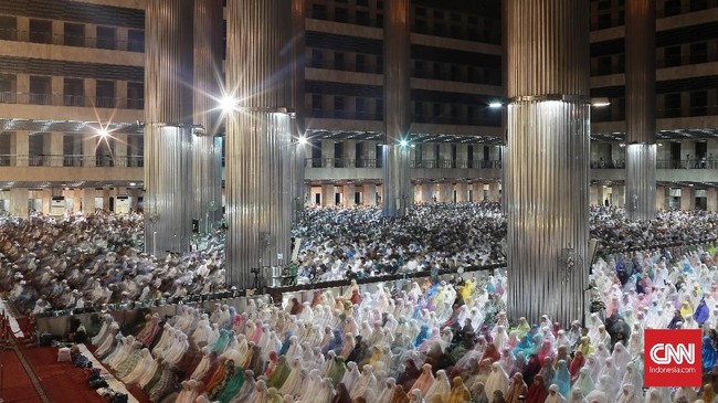 Raja Saudi Salman bin Abdulaziz Al Saud mengizinkan salat tarawih di Masjidil Haram, Mekkah, dan Masjid Nabawi, Madinah, meski pandemi corona masih berlangsung.