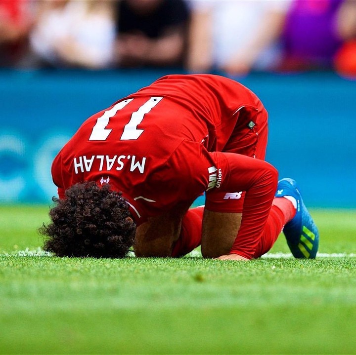 <p>Pemain bernomor punggung 11 ini memang idola banget, Bun. Sederet penghargaan sebagai pemain terbaik telah diraihnya. Dan sebagai muslim, Mo Salah tak lupa sujud syukur selepas mencetak gol. Sukses selalu, Mo! Jadilah bintang di lapangan, juga bintang di hati istri dan putri tercinta. (Foto: Instagram @liverpoolfc)</p>