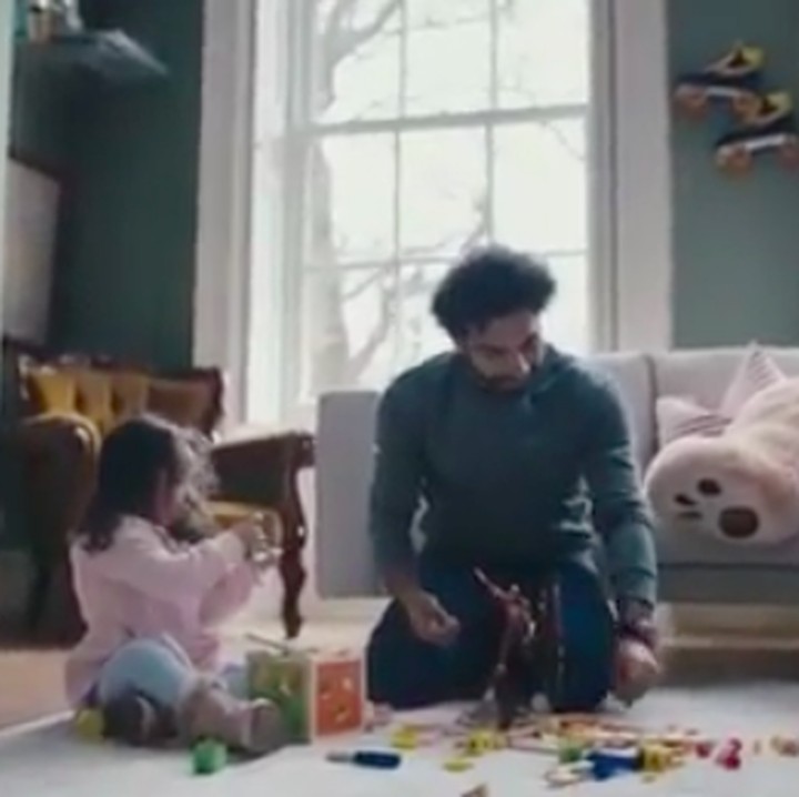 <p>Mo Salah juga masih sempat lho, bermain bersama Makka di rumah. Ia bahkan mengajak putri kecilnya bermain bola. Wah, Makka mau jadi pesepakbola ya kayak Ayah? (Foto: Instagram @mosalah)</p>
