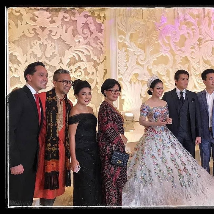 <p>Semringah! Maruli Tampubolon dan sahabat lainnya terlihat bahagia berpose dengan Syahreino. (Foto: Instagram @marulitampubolon777)</p>