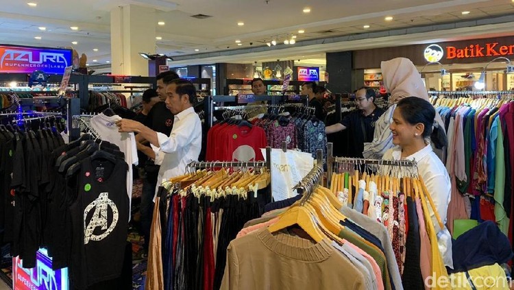 Untuk mempersiapkan datangnya Ramadhan, Jokowi mengajak Iriana berbelanja ke mal. Simak keseruannya!