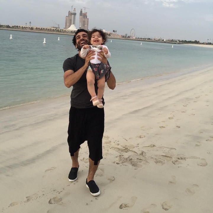 <p>Melepas penat usai rutinitas di lapangan hijau, Mo Salah mengajak Makka menghirup udara segar di tepi pantai. Bahagianya mereka... (Foto: Instagram @mosalah)</p>