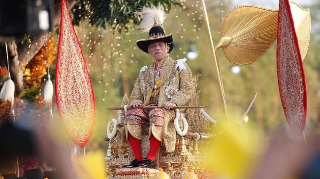 Loyalis Thailand mengukir wajah sang raja di kepalanya. Ukiran diciptakan dalam merayakan ulang tahun sang raja.