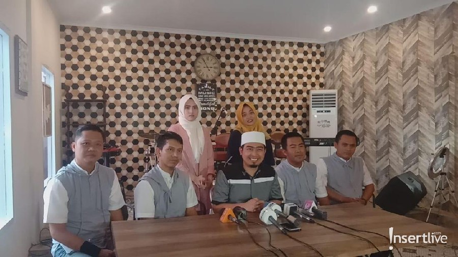 Ustaz Solmed baru saja meresmikan grup gambus bernama The Sultan.