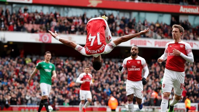 Arsenal untuk sementara unggul 1-0 atas Brighton & Hove Albion pada pekan ke-37 Liga Inggris yang dimainkan di Stadion Emirates, London, Minggu (5/5).