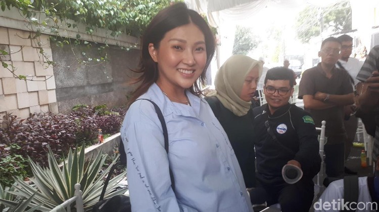 Akan melahirkan anak keduanya di Singapura, Sarwendah sampai bawa tukang pijat, lho.