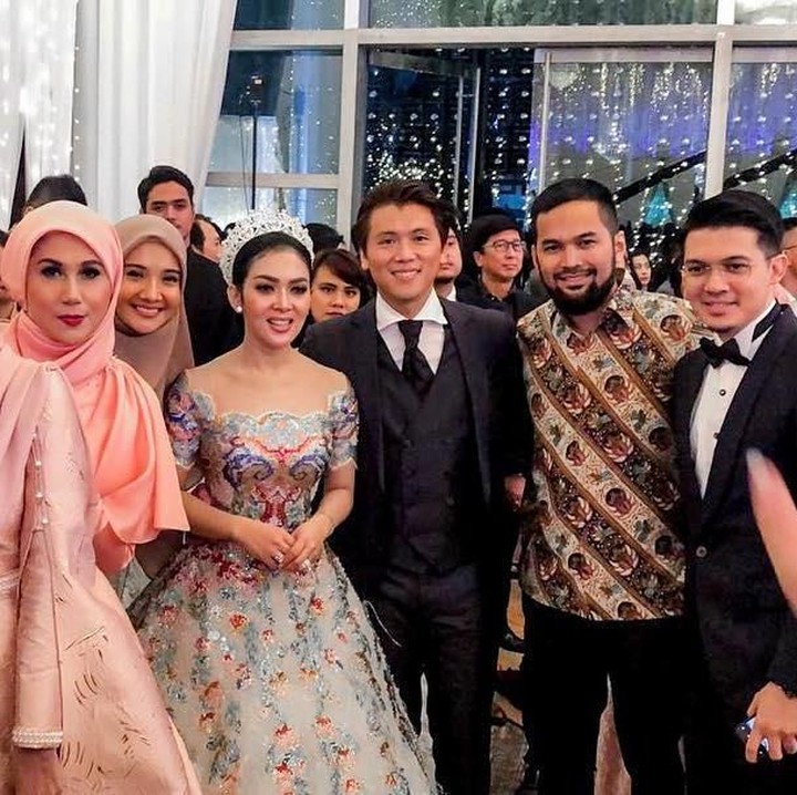 <p>Pose kompak beberapa artis sahabat Syahrini dan Reino Barack. Kita doakan agar pasangan yang menikah di Jepang, 27 Februari lalu, ini selalu bahagia ya. (Foto: Instagram @irwansyah_15)</p>