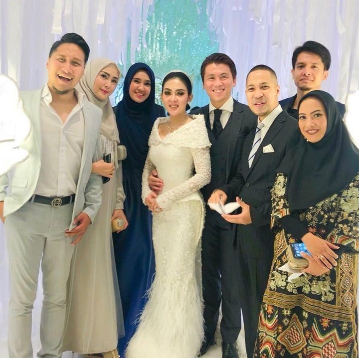 <p>Pasangan Arie Untung-Fenita Ari dan Dimas Seto-Dhini Aminarti enggak lupa ikut mendoakan <em>Incess</em> Syahrini dan sang suami. (Foto: Instagram @ariekuntung)<br /><br /></p>