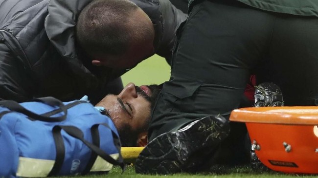 Winger Liverpool Mohamed Salah bergurau dengan menyalahkan Dejan Lovren setelah tak bisa bermain saat melawan Barcelona pada leg kedua semifinal Liga Champions.