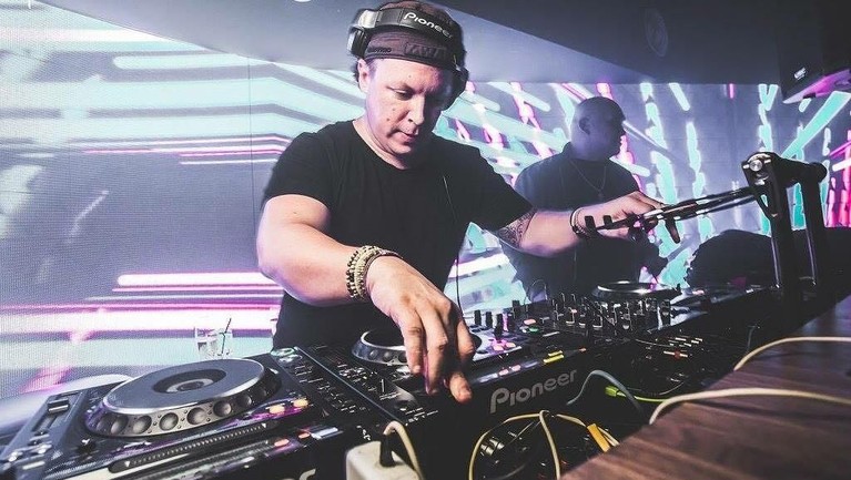 Adam Sky adalah DJ asal Australia yang meninggal karena menabrak kaca di sebuah vila di Bali. Nama Adam Sky masuk dalam daftar 100 DJ terbaik dunia.