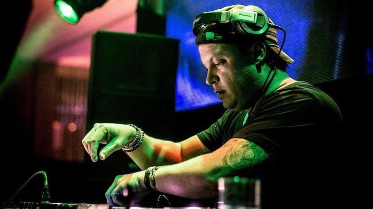 Adam Sky adalah DJ asal Australia yang meninggal karena menabrak kaca di sebuah vila di Bali. Nama Adam Sky masuk dalam daftar 100 DJ terbaik dunia.
