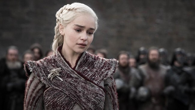 Aktris Emilia Clarke curhat ketika dia sempat sakit aneurisma otak di tengah keterlibatannya dalam serial Game of Thrones (GoT).