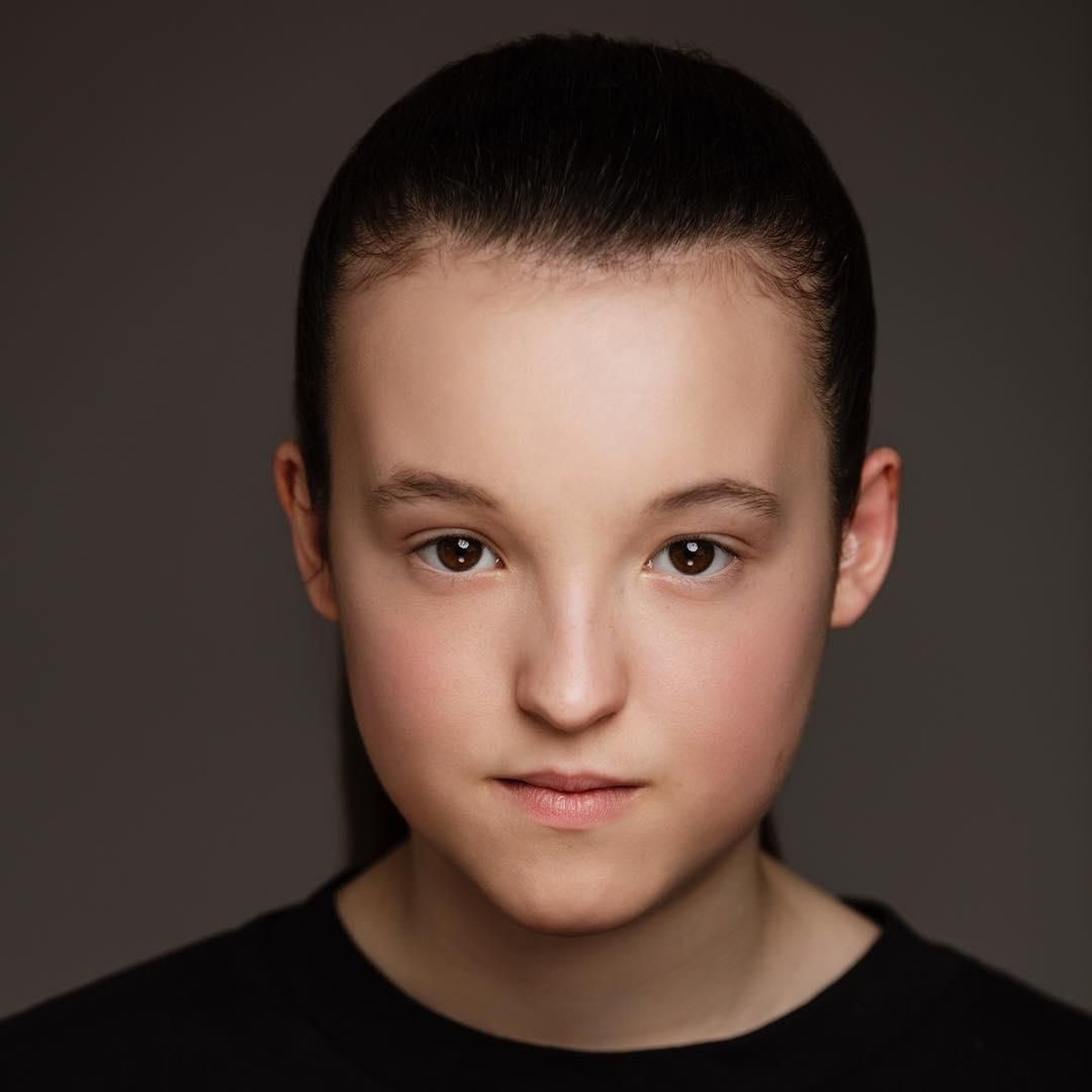 Sosok Lyanna Mormont dikenal sebagai gadis kecil berkarakter tangguh di serial Game Of Thrones&period; Ini potret cantik pemerannya yang bernama Bella Ramsey&period;