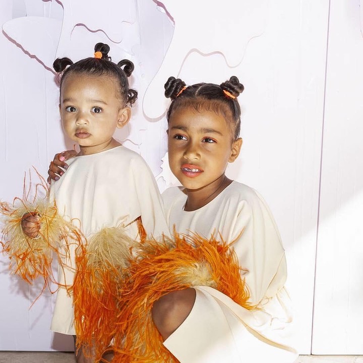 Dua putri cantik Kim Kardashian, North West dan Chicago West kompak mengenakan busana yang sama di pesta ulang tahun sang sepupu, True Thompson. (Foto: Instagram @kimkardashian)