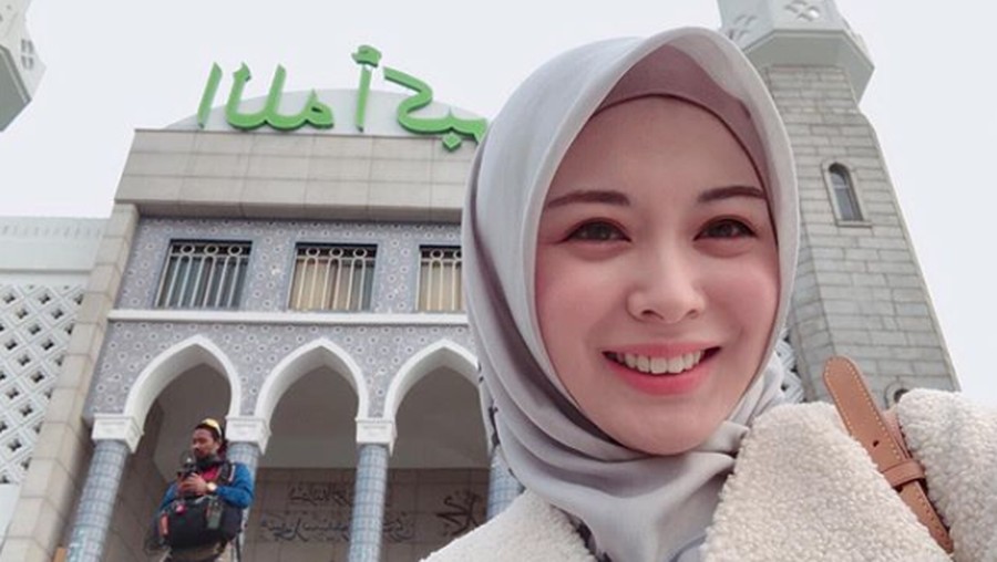 Ayana Jihye Moon, selebgram mualaf asal Korea Selatan.
