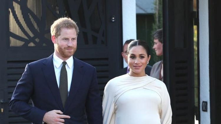 LONDON, ENGLAND - FEBRUARY 12: Prince Harry, Duke of Sussex and Meghan, Duchess of Sussex arrive to attend a gala performance of â€˜The Wider Earthâ€™ in support of the Queenâ€™s Commonwealth Trust & the Queenâ€™s Commonwealth Canopy at the Natural History Museum on February 12, 2019 in London, England.  (Photo by Heathcliff O'Malley - WPA Pool/Getty Images)