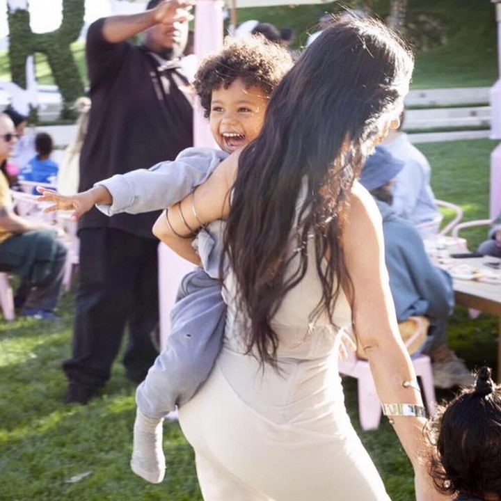 Anak kedua sekaligus anak laki-laki satu-satunya Kim Kardashian, Saint West, terlihat sangat aktif dan ceria. (Foto: Instagram @kimkardashian)