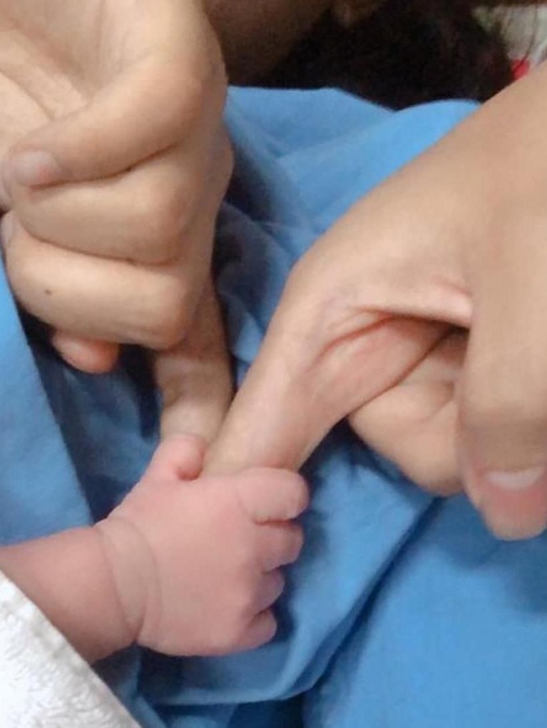 Istri Raditya Dika, Anissa Aziza, baru saja melahirkan anak pertama yang diberi nama Alinea Ava Nasution. Berikut foto-foto kecenya saat tengah mengandung.