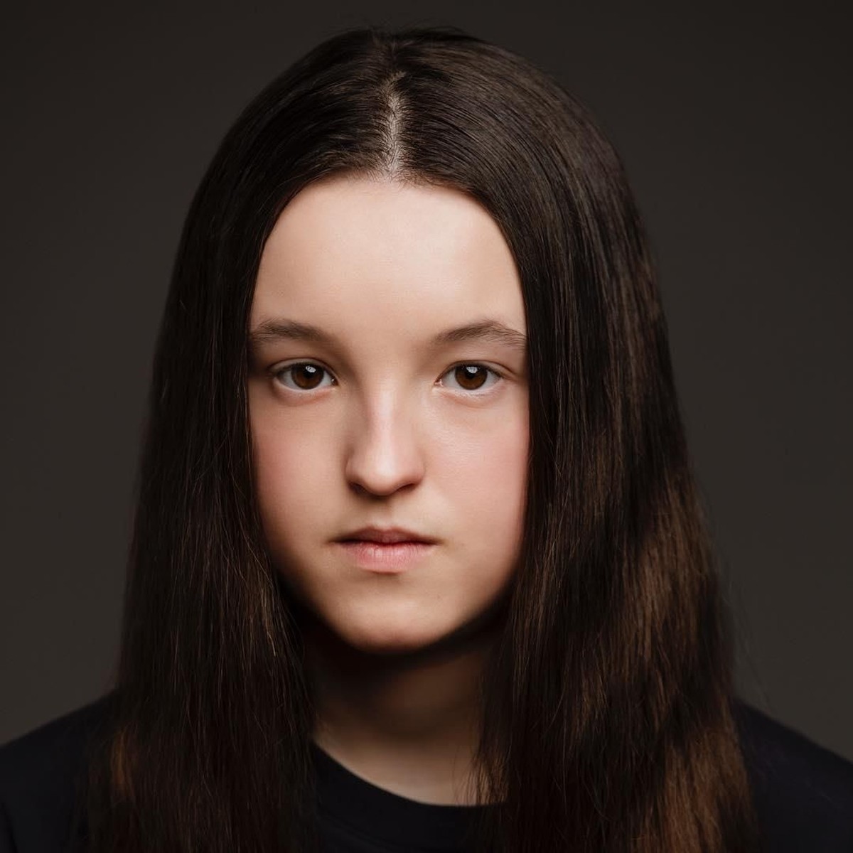 Sosok Lyanna Mormont dikenal sebagai gadis kecil berkarakter tangguh di serial Game Of Thrones&period; Ini potret cantik pemerannya yang bernama Bella Ramsey&period;