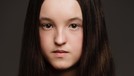 Sosok Lyanna Mormont dikenal sebagai gadis kecil berkarakter tangguh di serial Game Of Thrones&period; Ini potret cantik pemerannya yang bernama Bella Ramsey&period;