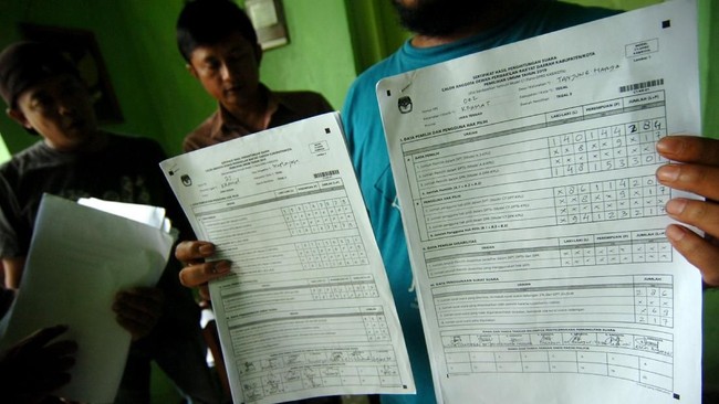 Alih-alih nama Jokowi-Ma'ruf dan Prabowo-Sandi, saksi dari kubu 02 menyebut form C1 di TPS tertentu menuliskan paslon 01 Anggur-Apel dan paslon 02 Sawo-Durian.