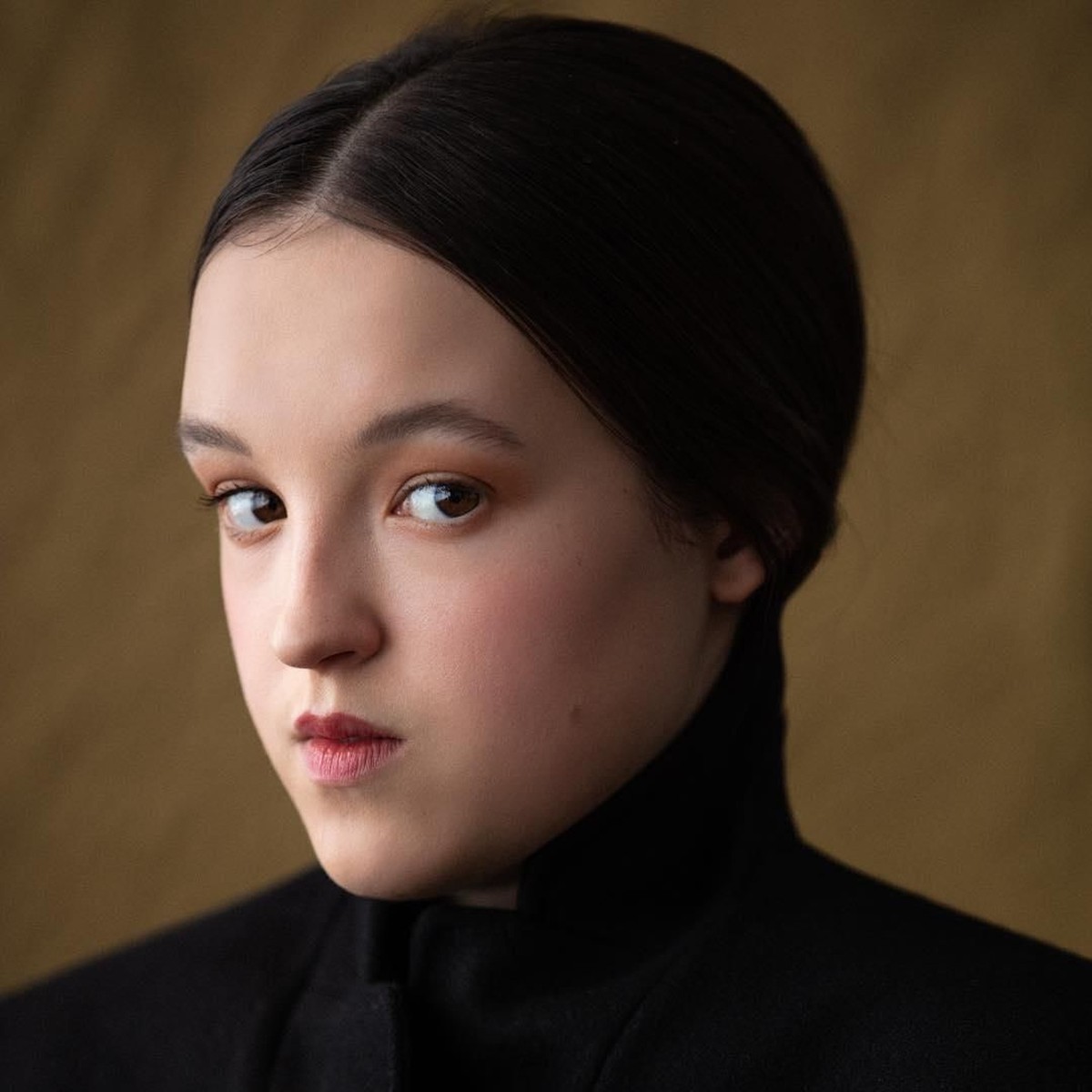 Sosok Lyanna Mormont dikenal sebagai gadis kecil berkarakter tangguh di serial Game Of Thrones&period; Ini potret cantik pemerannya yang bernama Bella Ramsey&period;