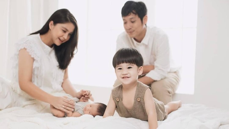 Putri Titian sempat mengalami cacar air di awal kehamilan anak keduanya. Ikuti cerita lengkap perkembangan anak yuk, Bun.