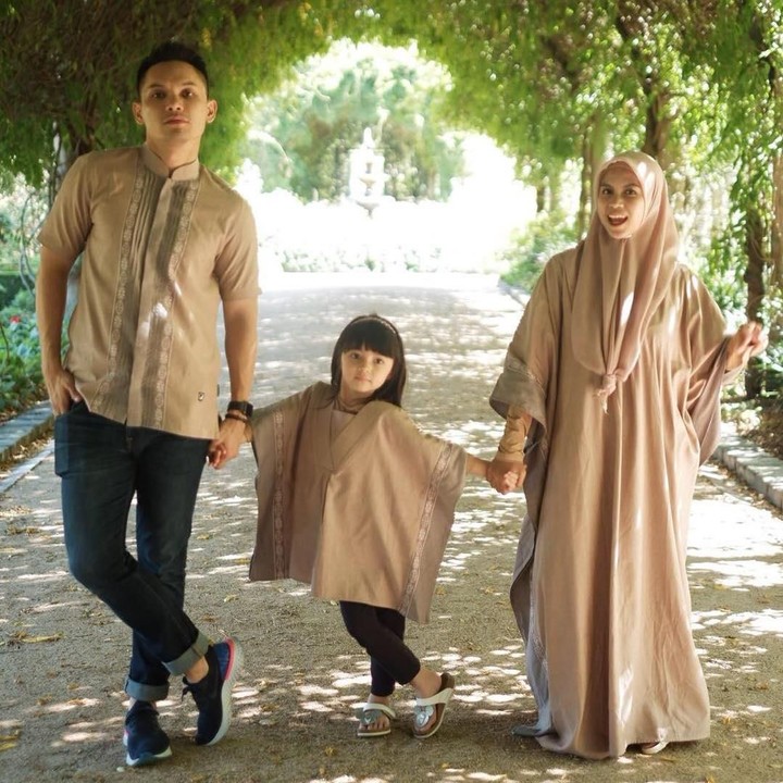Mereka bertiga kerap tampil dengan pakaian senada nih. Kompak banget ya? (Foto: Instagram @benkasyafani)