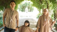 Mereka bertiga kerap tampil dengan pakaian senada nih. Kompak banget ya? (Foto: Instagram @benkasyafani)
