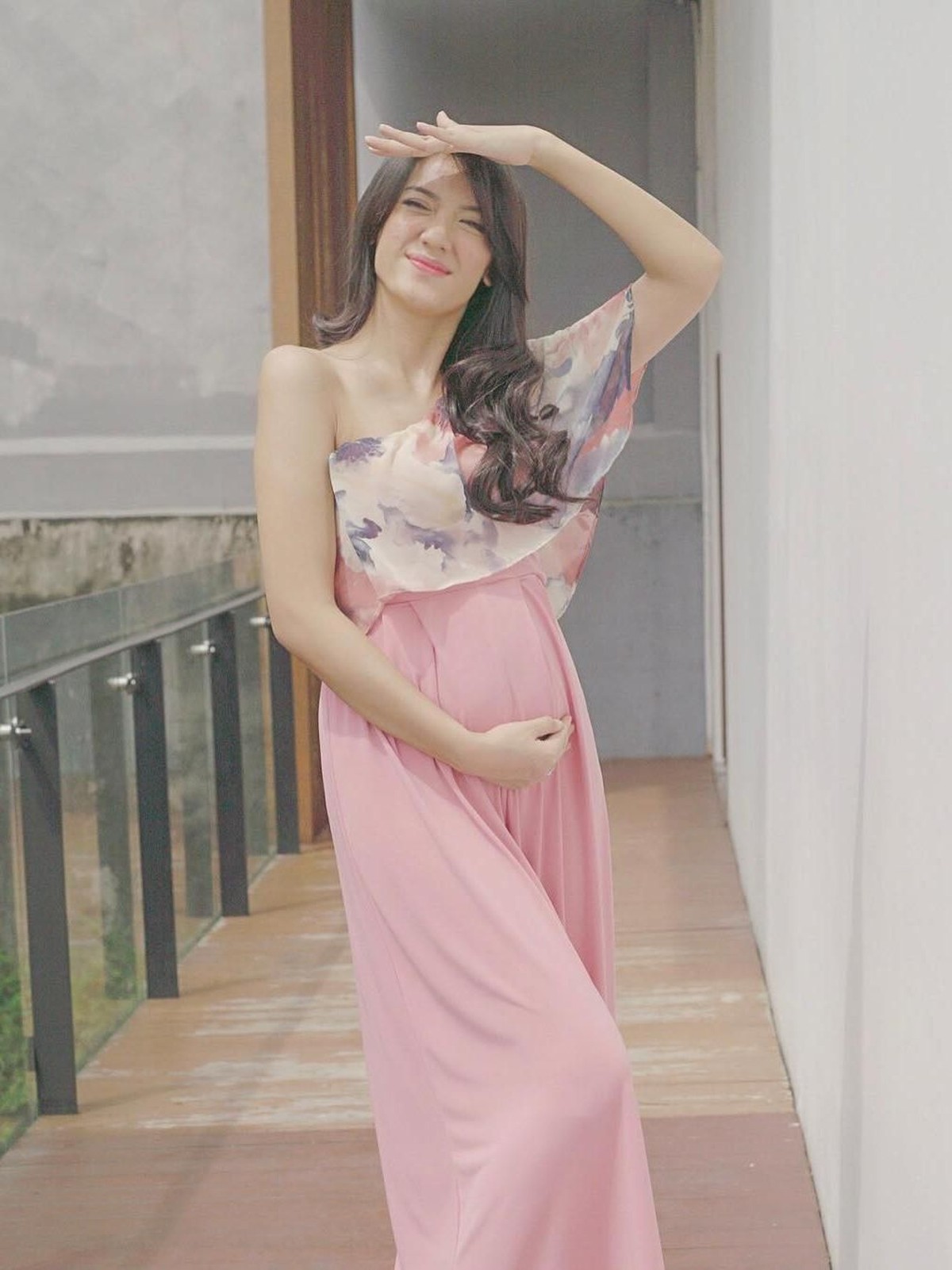 Istri Raditya Dika&comma; Anissa Aziza&comma; baru saja melahirkan anak pertama yang diberi nama Alinea Ava Nasution&period; Berikut foto-foto kecenya saat tengah mengandung&period;