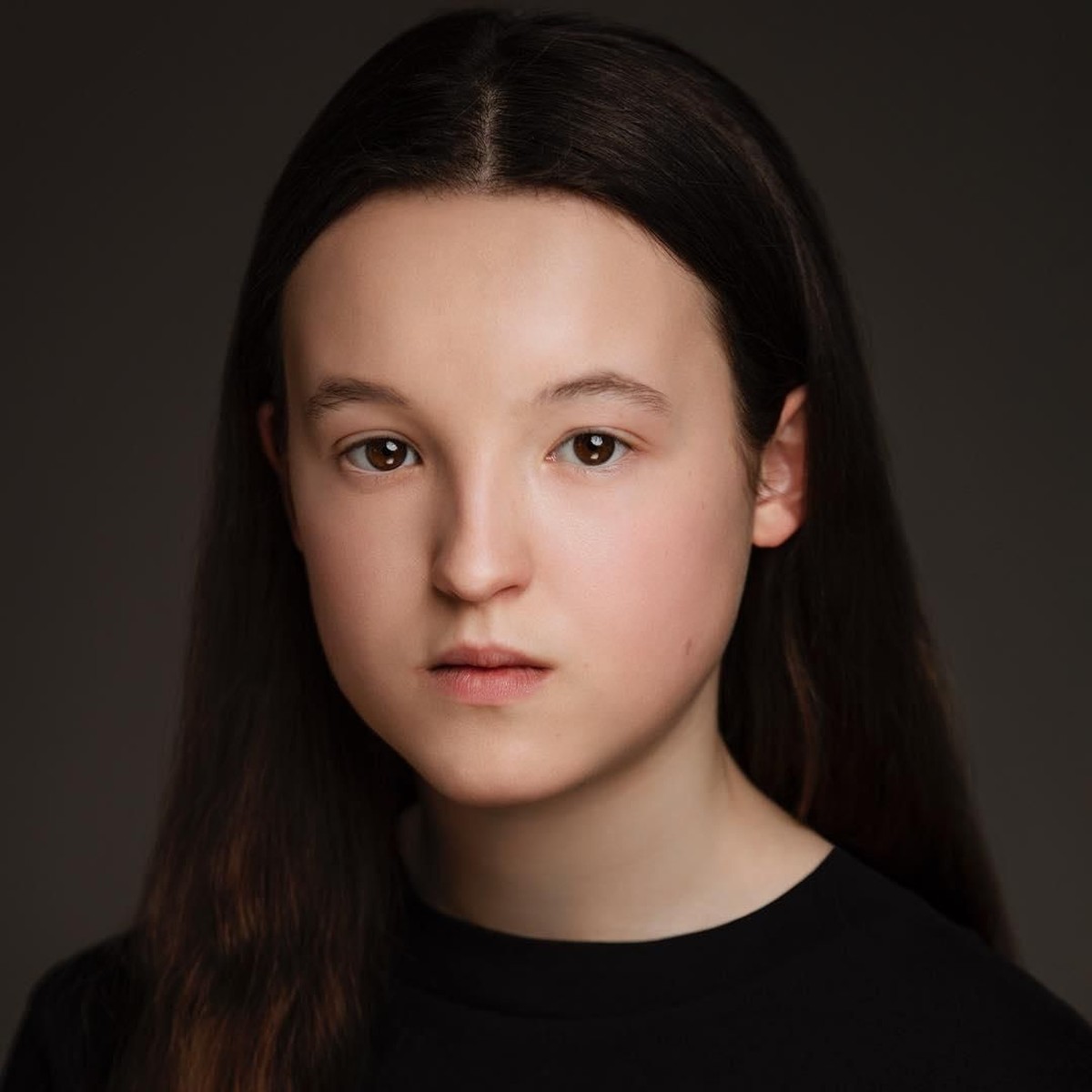 Sosok Lyanna Mormont dikenal sebagai gadis kecil berkarakter tangguh di serial Game Of Thrones&period; Ini potret cantik pemerannya yang bernama Bella Ramsey&period;