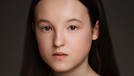 Sosok Lyanna Mormont dikenal sebagai gadis kecil berkarakter tangguh di serial Game Of Thrones&period; Ini potret cantik pemerannya yang bernama Bella Ramsey&period;